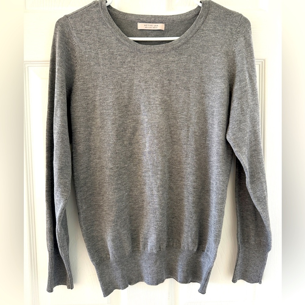 Active USA Medium Sweater - Picture 1 of 4